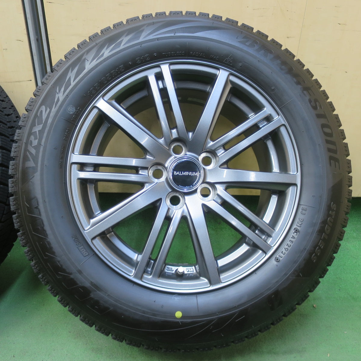 バリ溝！キレイ！9.5分★プリウス 等 195/65R15 スタッドレス ブリヂストン ブリザック VRX2 BALMINUM BR10 バルミナ 15インチ PCD100/5H★6041706イス