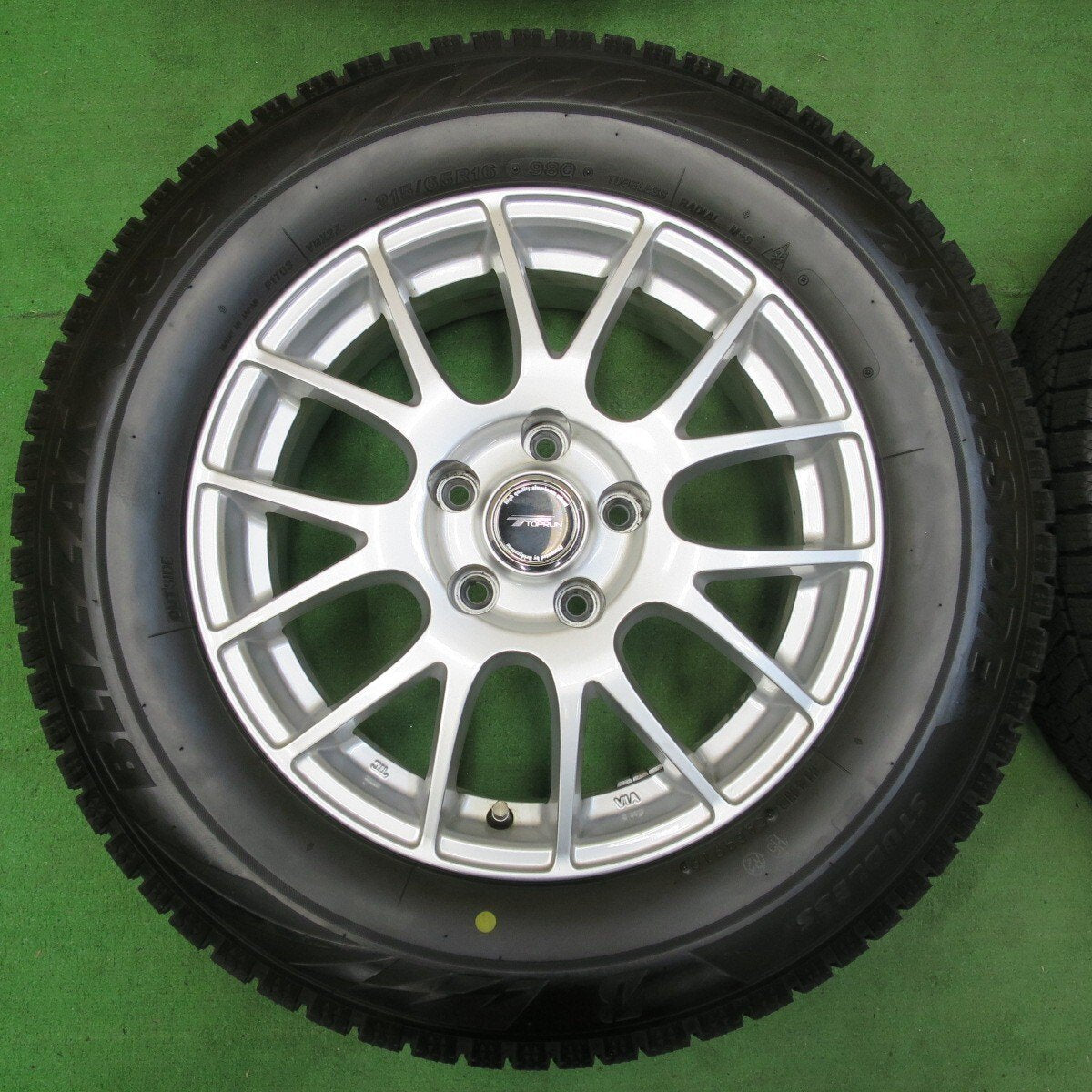 バリ溝！キレイ！8.5分★スタッドレス 215/65R16 ブリヂストン ブリザック VRX2 TOPRUN トップラン 16インチ PCD114.3/5H★4112206イス