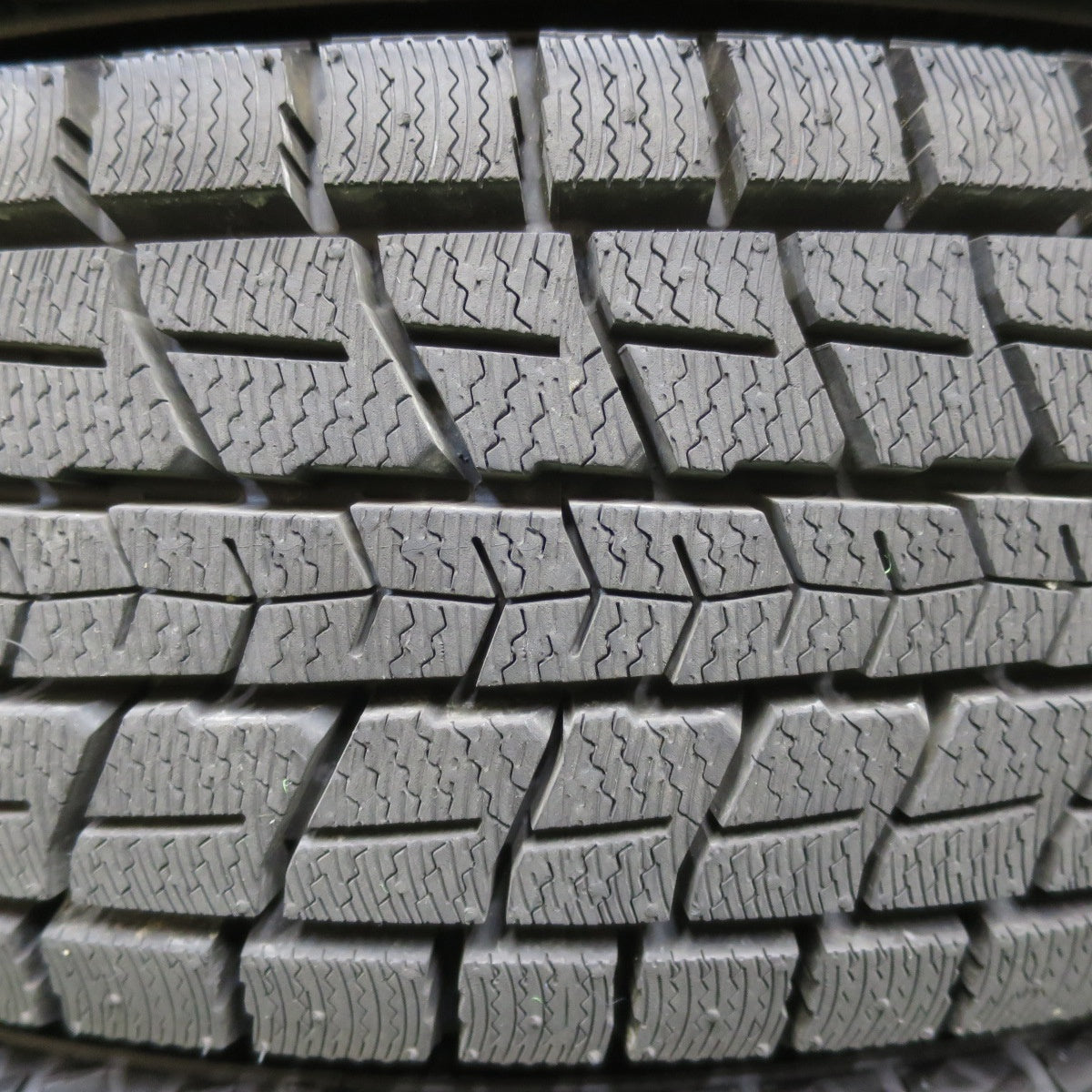 [送料無料] ほぼ未使用！22年★スタッドレス 175/80R15 ダンロップ ウインターマックス SJ8 タイヤ 15インチ パジェロミニ テリオスキッド等★4111107イスタ