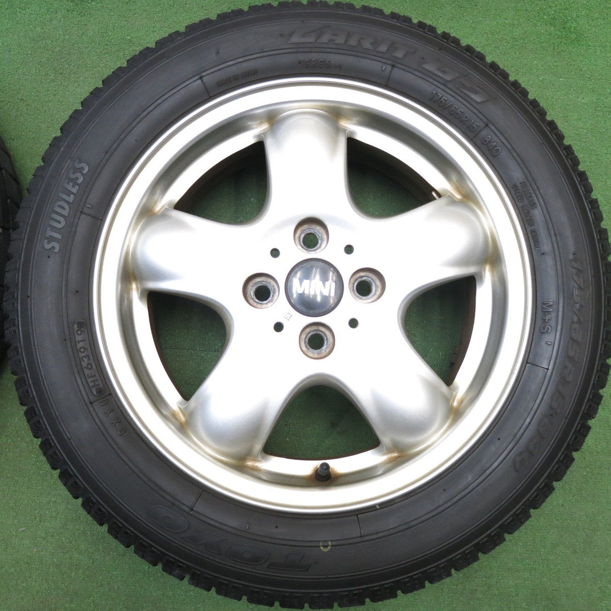 バリ溝！8.5分★MINI R55 R56 ミニ クーパー 純正 175/65R15 スタッドレス トーヨー ガリット G5 15インチ PCD100/4H★6032306HAス