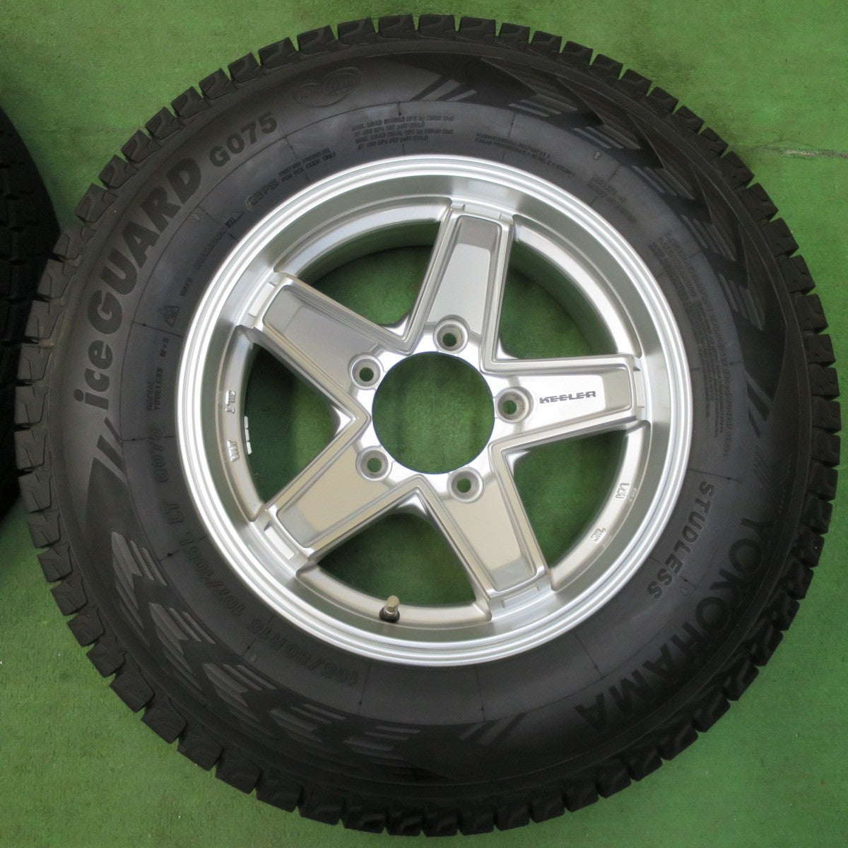 [送料無料] バリ溝！22年！キレイ！9.5分以上★ジムニー シエラ 等 KEELER スタッドレス 195/80R15 107/105L ヨコハマ アイスガード G075 キーラー 15インチ PCD139.7/5H★4121407イス