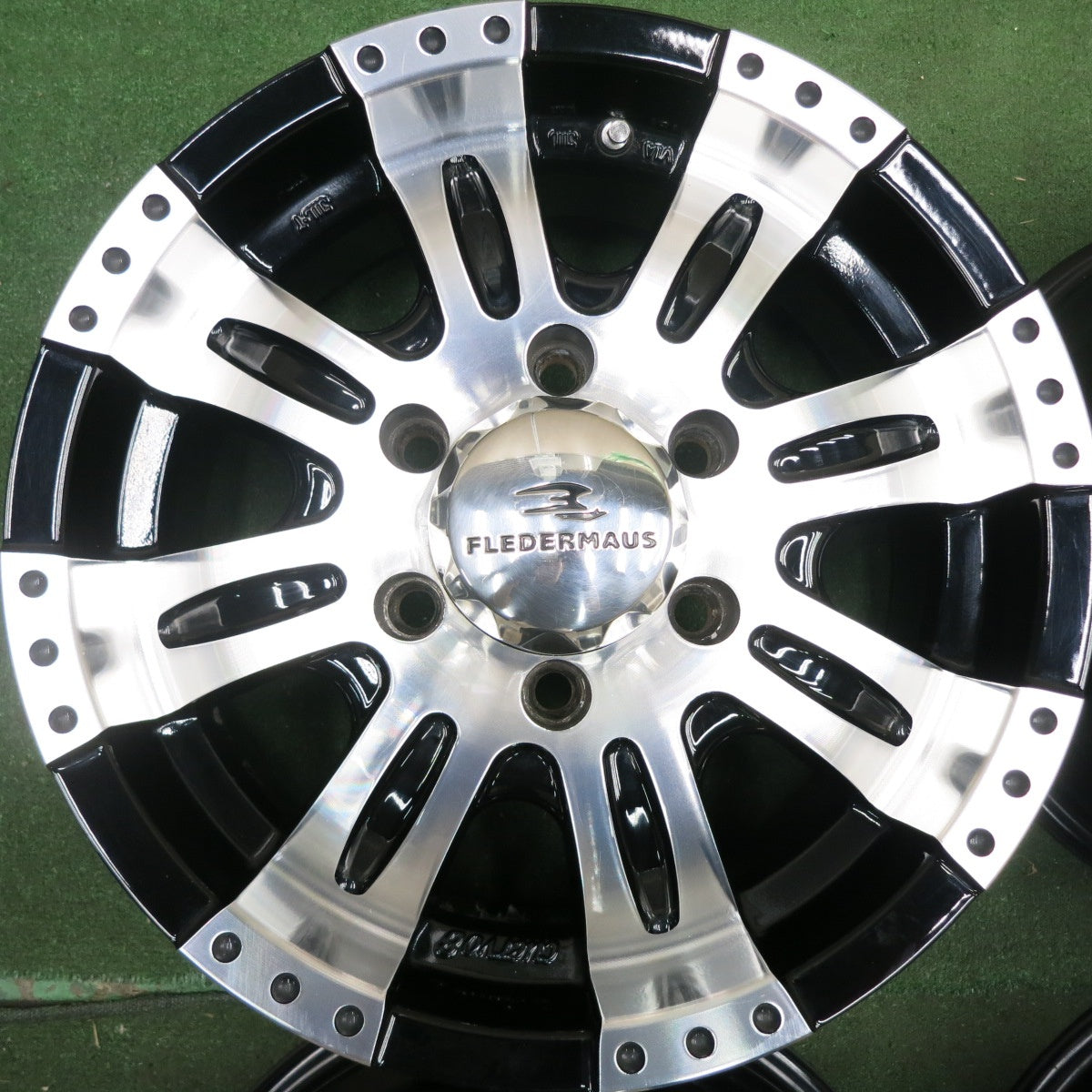 送料無料* キレイ☆ハイエース等 FLEDERMAUS CUERVO8 ホイール 16