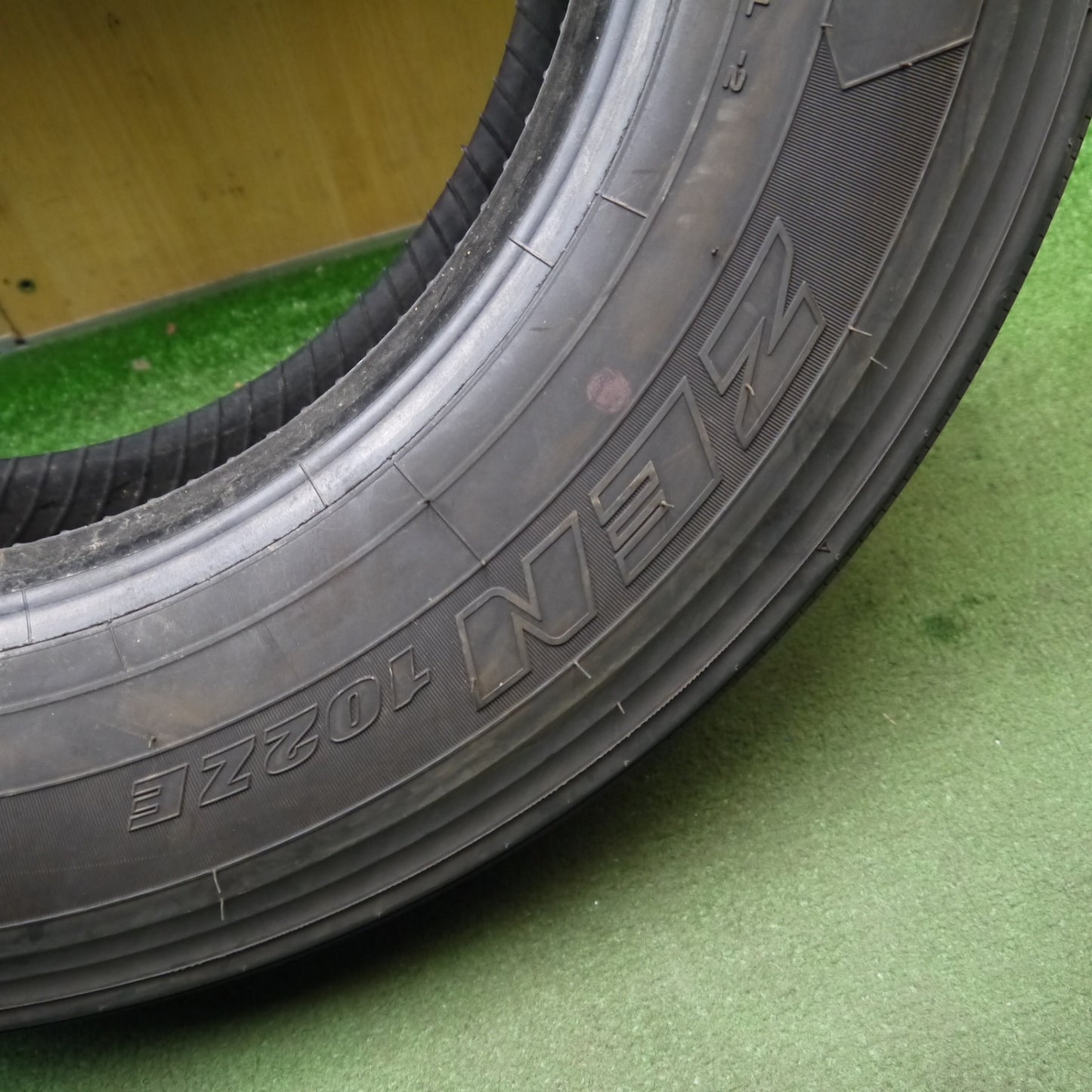 バリ溝！24年！8.5分！1本★トラック タイヤ 245/70R19.5 136/134J ヨコハマ ZEN 102ZE 19.5インチ★6032509Hノタ