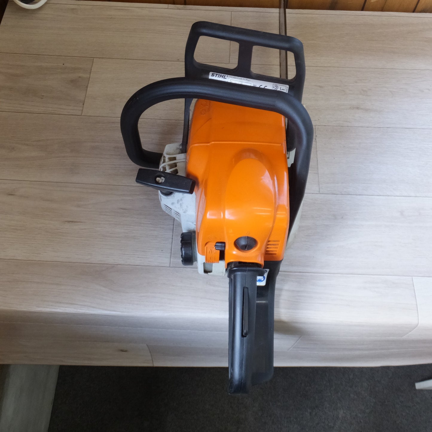 [送料無料] 岐阜発★スチール STIHL エンジンチェーンソー MS180C-BE 刃なし　3軸合成値 7.6m/s2　LWA 112dB★