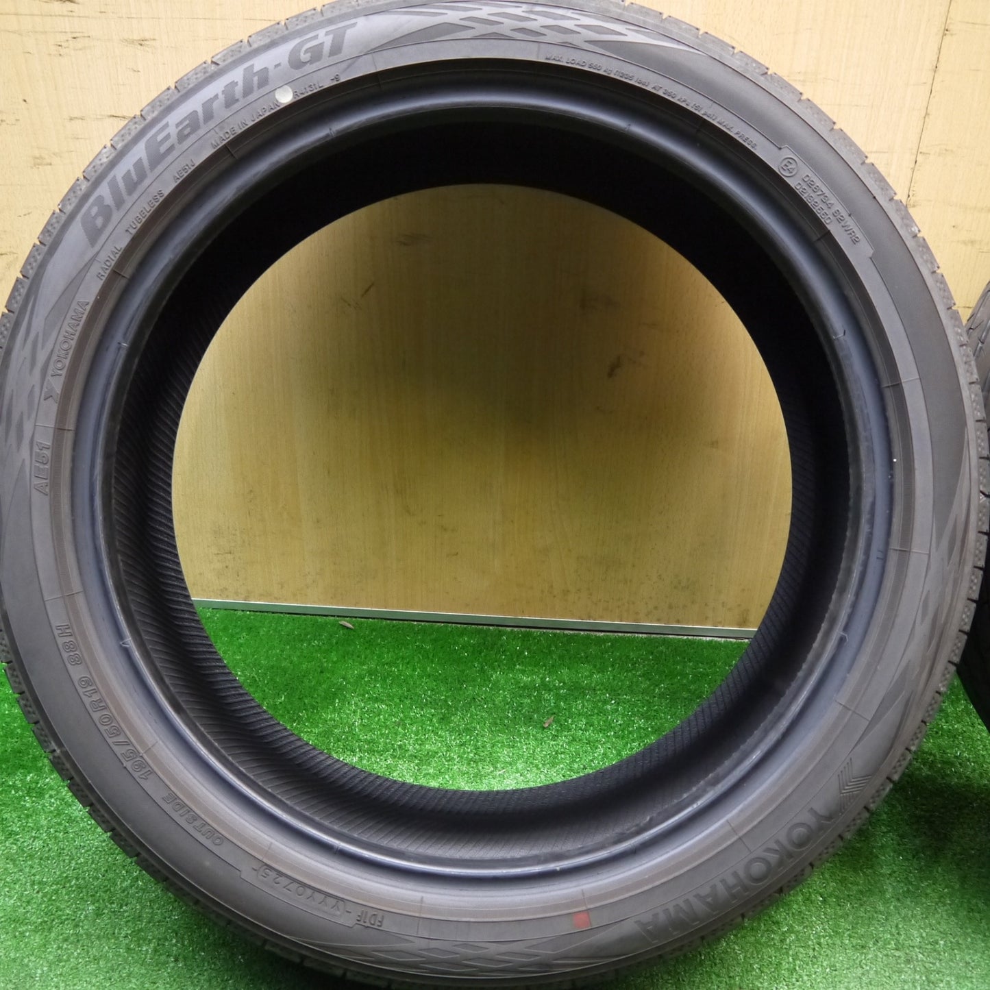 バリ溝！25年！9.5分★195/50R19 ヨコハマ BluEarth-GT AE51 ブルーアース タイヤ 19インチ 60系 プリウス ヤリスクロス カムリ 等★5112502Hノタ