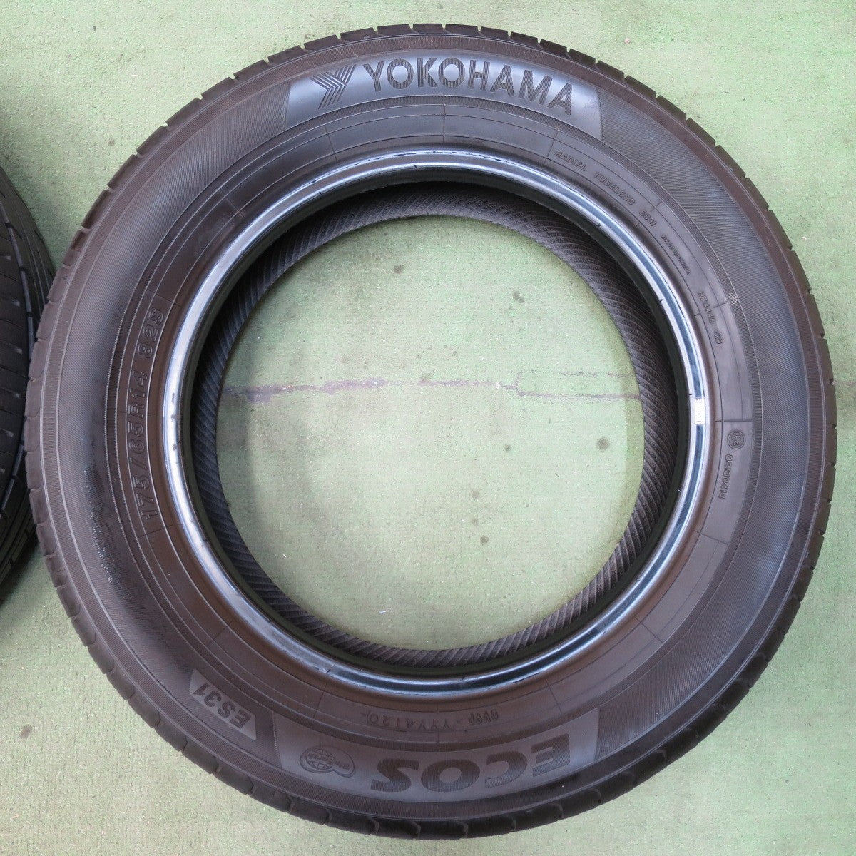 バリ溝！8.5分★175/65R14 ヨコハマ エコス ES31 タイヤ 14インチ ノート フィット キューブ ヴィッツ 等★5112405イノタ