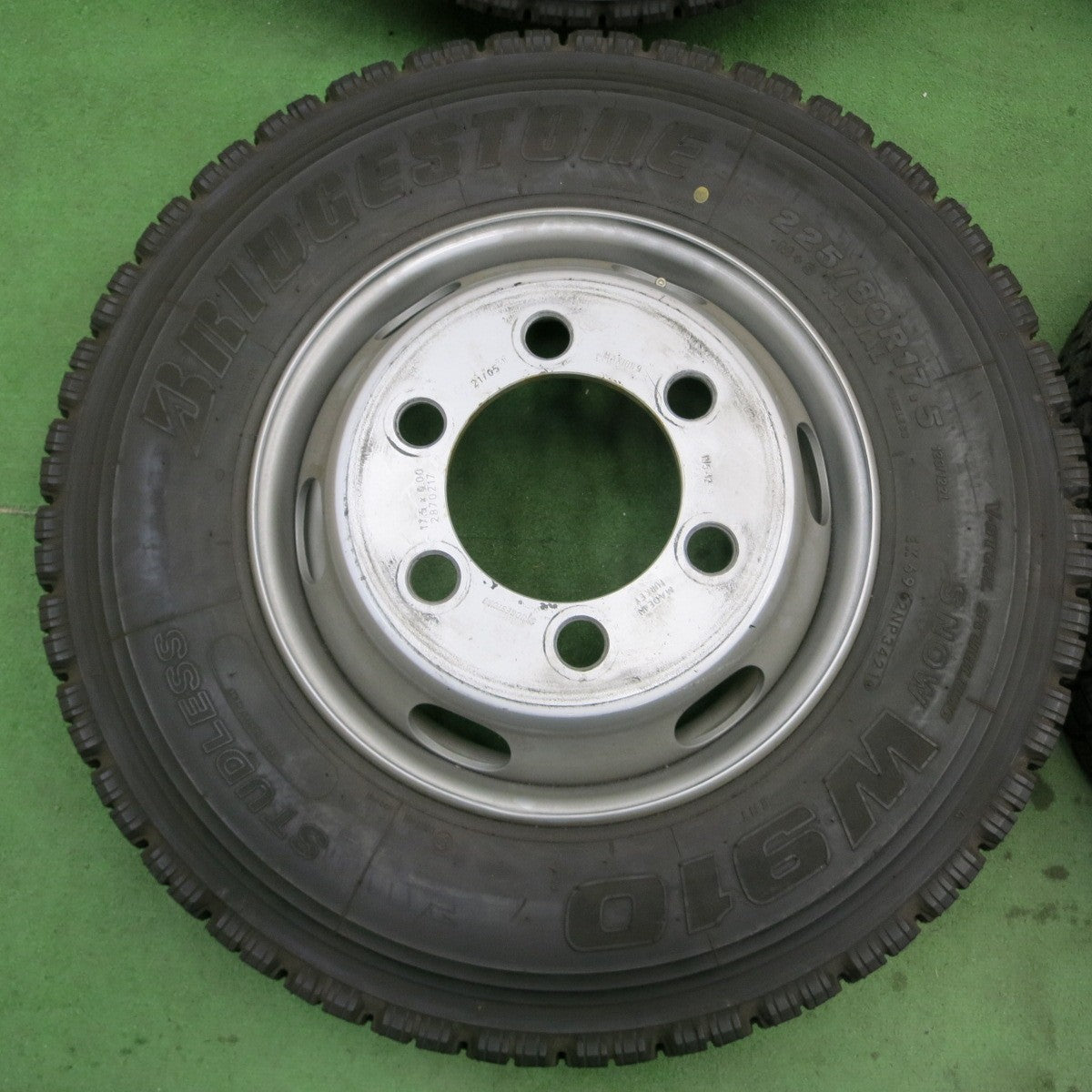 タイヤほぼ未使用！21年★トラック タイヤ 225/80R17.5 123/122L スタッドレス ブリヂストン W910 スチール ホイール 17.5インチ PCD222.25/6H★5050903ナス