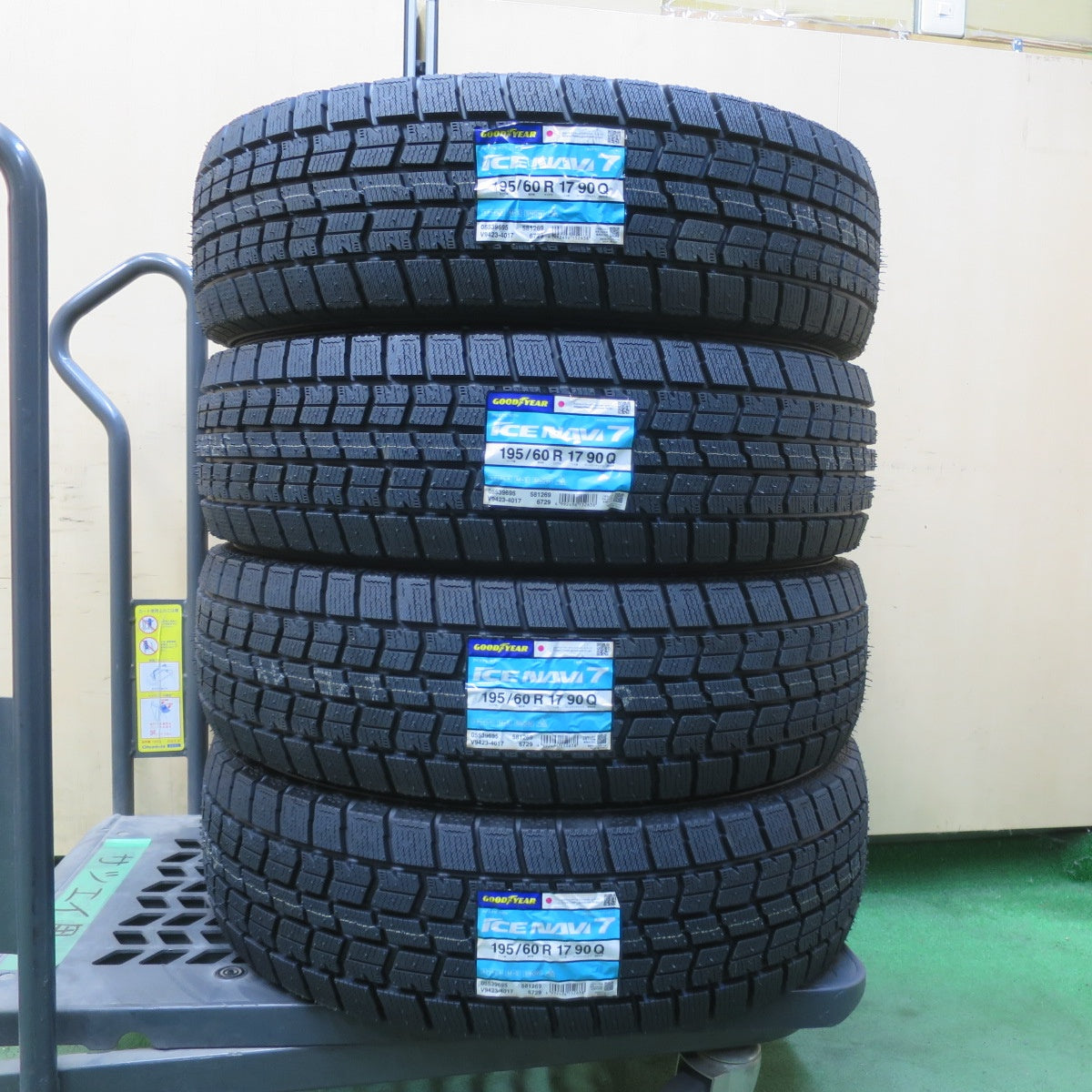 未使用！25年★スタッドレス 195/60R17 グッドイヤー アイスナビ7 タイヤ 17インチ ライズ ロッキー 60系 プリウス 等★6030412イスタ