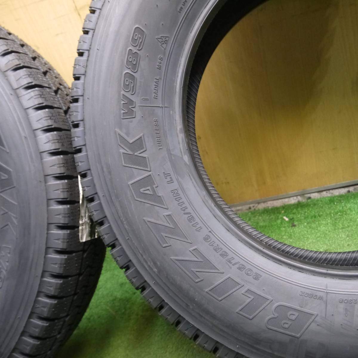 未使用！23年★小型 トラック バン タイヤ 205/75R16 113/111N スタッドレス ブリヂストン ブリザック W989★4020210Hスタ