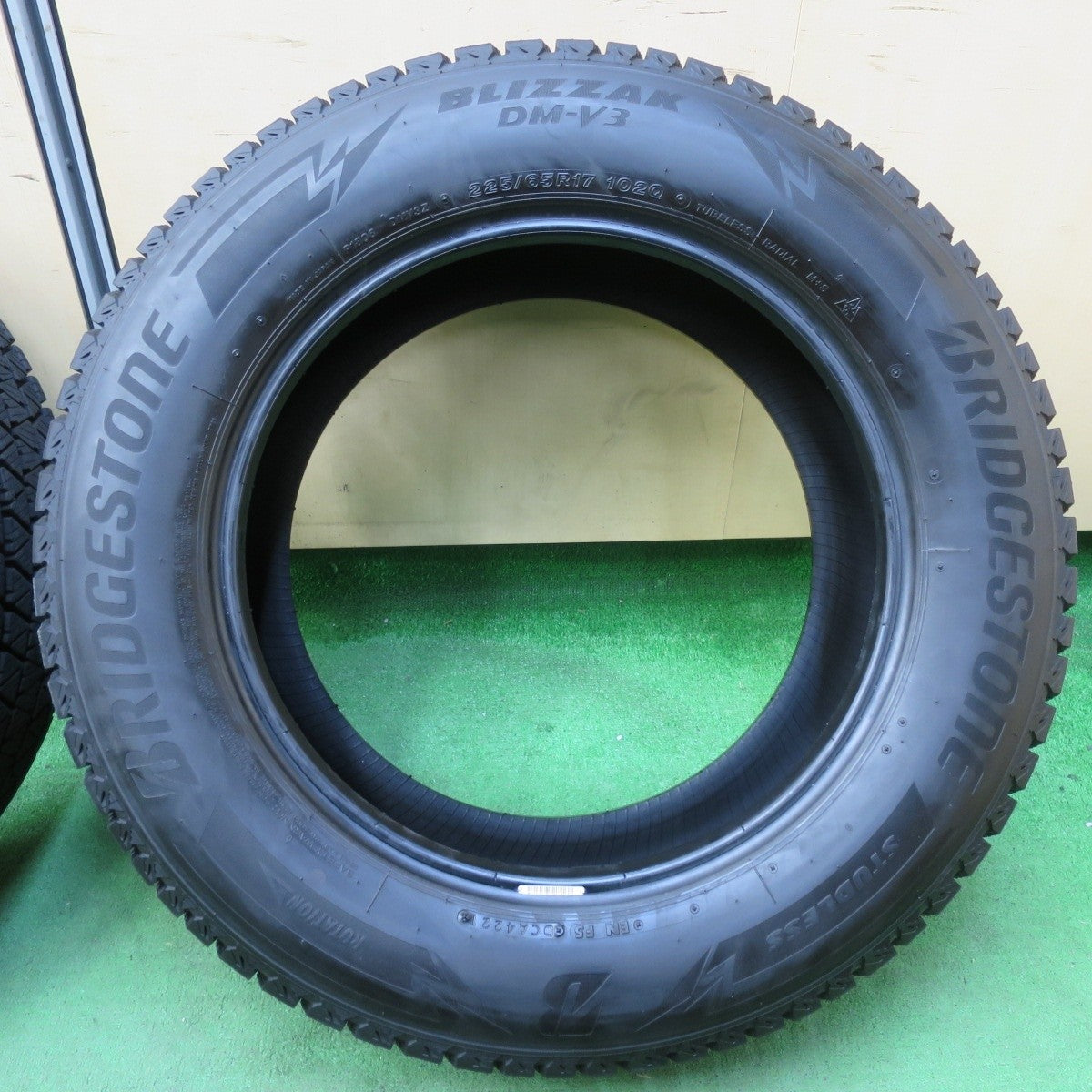 バリ溝！21年！9.5分★スタッドレス 225/65R17 ブリヂストン ブリザック DM-V3 17インチ RAV4 ハリアー等★4110804イスタ