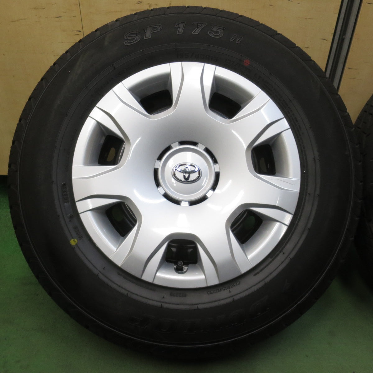 新車外し！23年★トヨタ 200系 ハイエース 純正 スチール 195/80R15 107/105N ダンロップ SP175N 15インチ PCD139.7/6H★6032607イノ
