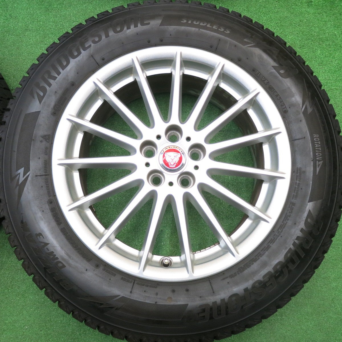 バリ溝！21年！キレイ！9.5分★ジャガー F-PACE 純正 235/65R18 スタッドレス ブリヂストン ブリザック DM-V3 18インチ Fペイス Fペース PCD108/5H★5110906HAス