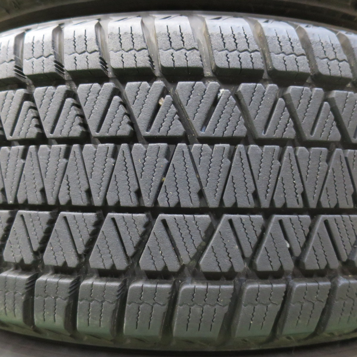 [送料無料] バリ溝！20年！キレイ！9.5分★スタッドレス 225/55R18 ブリヂストン ブリザック DM-V3 VAGGIO 18インチ PCD114.3/5H★4120309イス