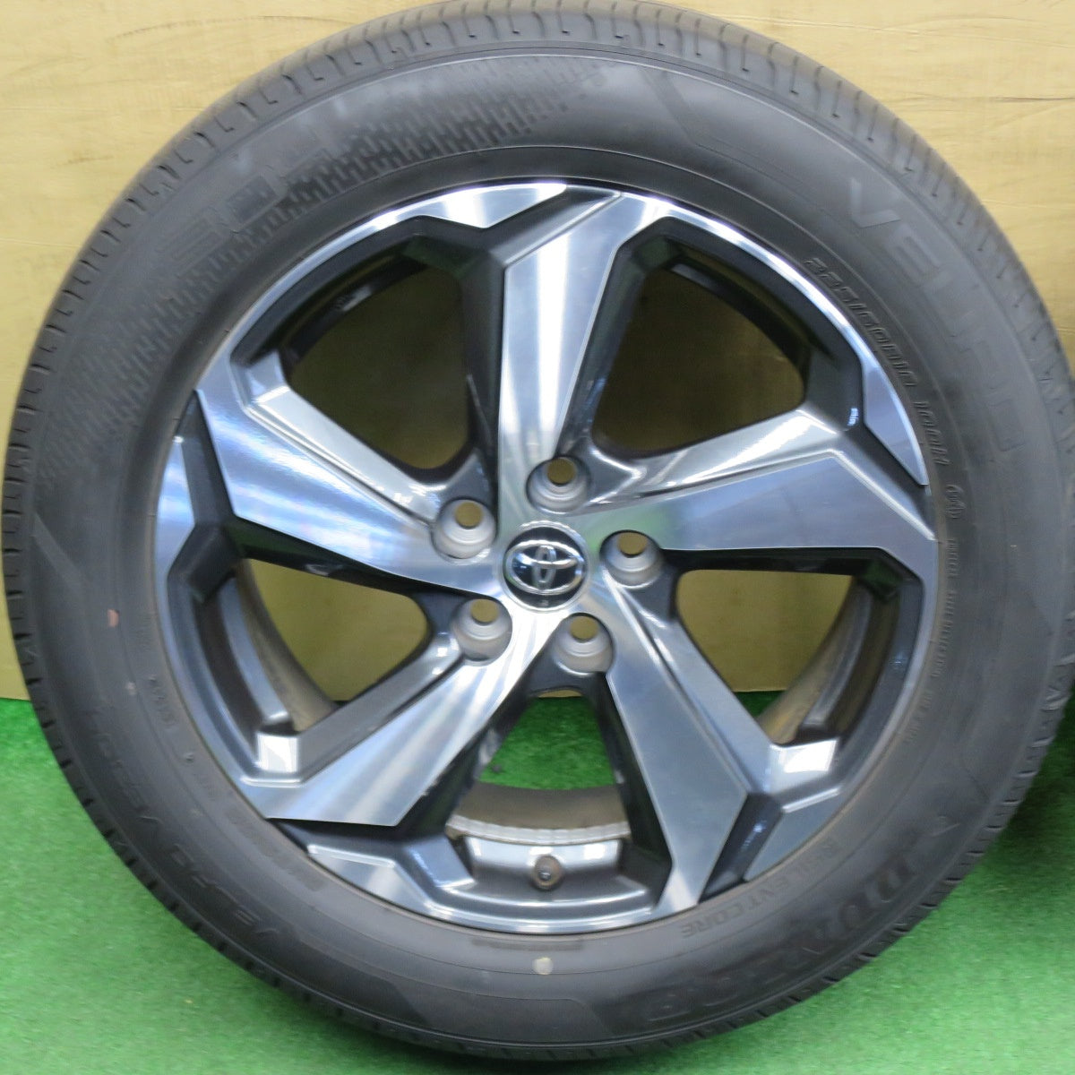 キレイ★トヨタ RAV4 PHV 純正 225/60R18 ダンロップ VEURO VE304 18インチ PCD114.3/5H★6031201NKノ
