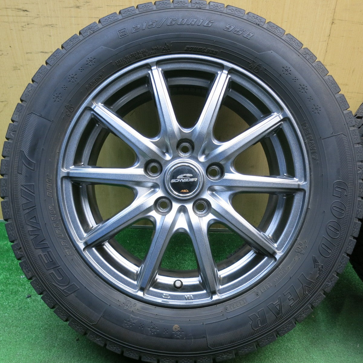 バリ溝！キレイ！9.5分★スタッドレス 215/60R16 グッドイヤー アイスナビ7 SCHNEIDER MiD シュナイダー 16インチ PCD114.3/5H★6031502HAス