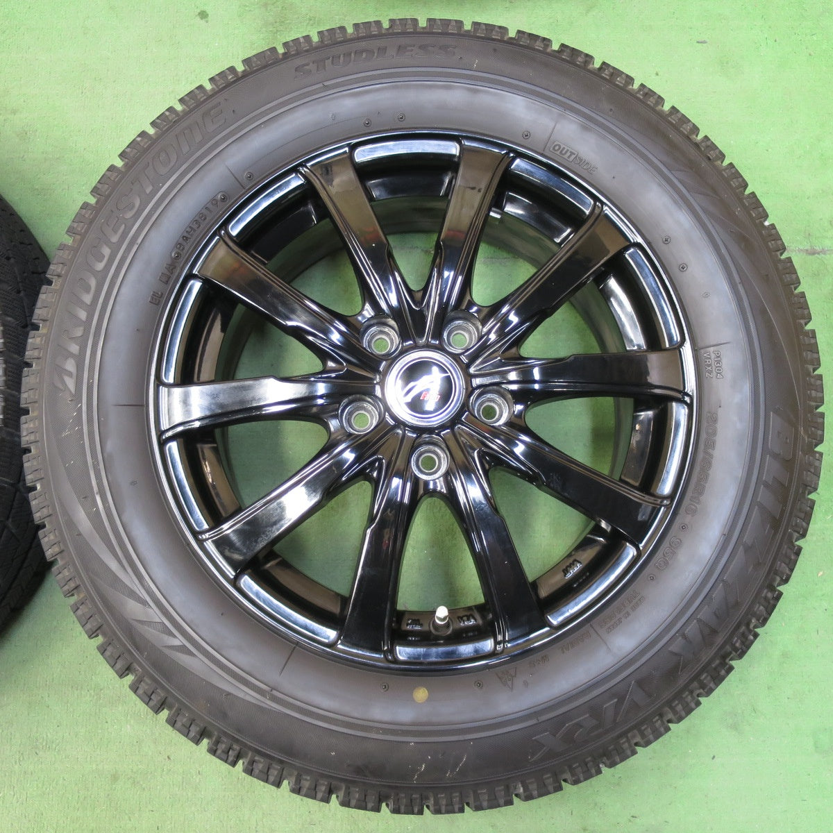 バリ溝！キレイ！9分★スタッドレス 205/65R16 ブリヂストン ブリザック VRX Fang ファング 16インチ PCD114.3/5H★5051511イス