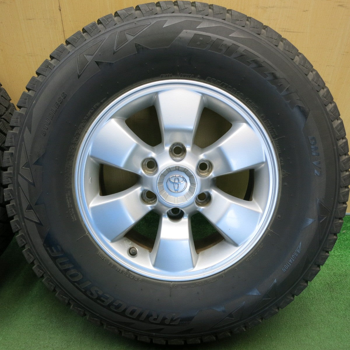 バリ溝！9分★トヨタ 215系 ハイラックス 純正 265/70R16 スタッドレス ブリヂストン ブリザック DM-V2 16インチ PCD139.7/6H★6052102HAス