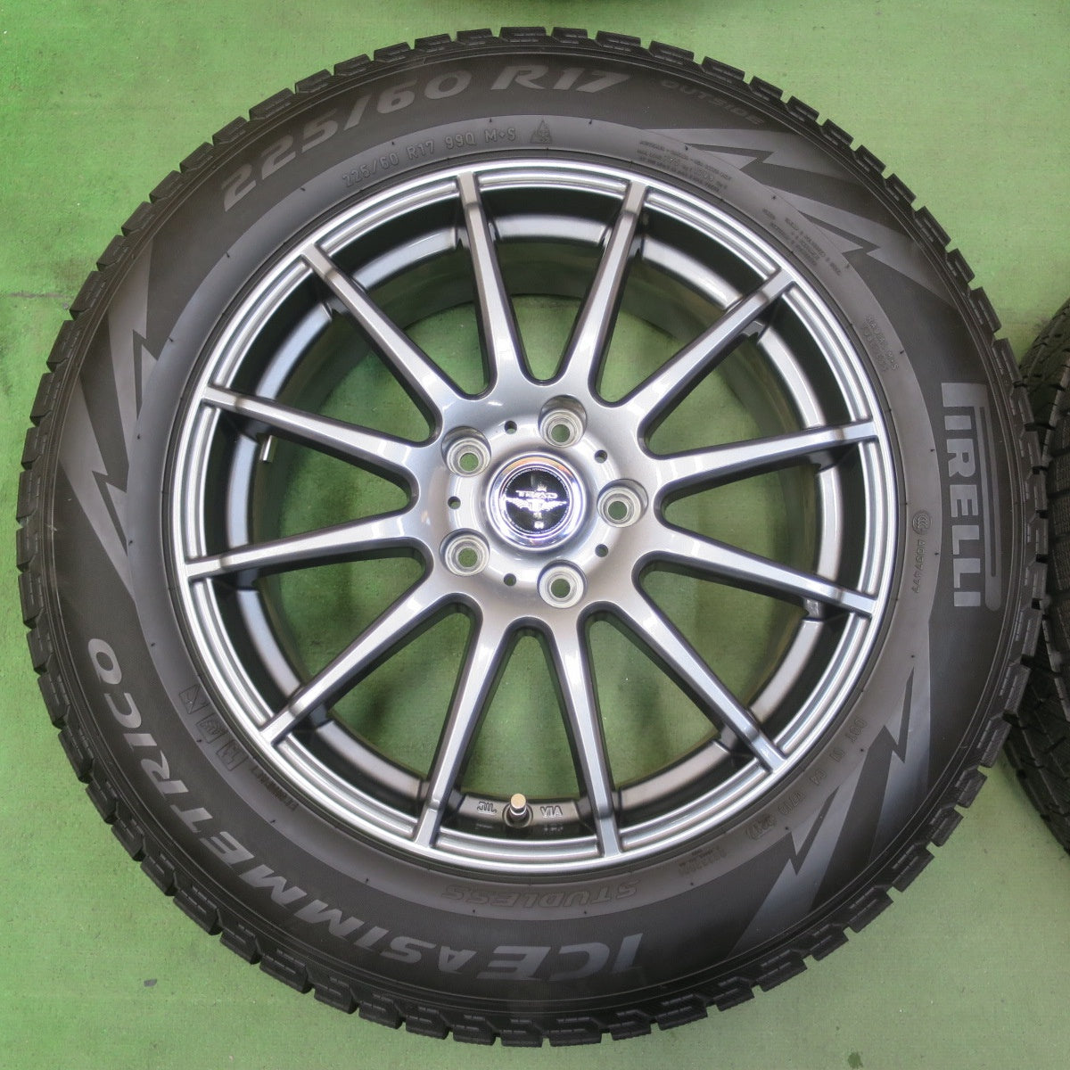 超バリ溝！キレイ！9.5分以上★スタッドレス 225/60R17 ピレリ アイスアシンメトリコ TEAD テッド 17インチ PCD114.3/5H★5110709イス