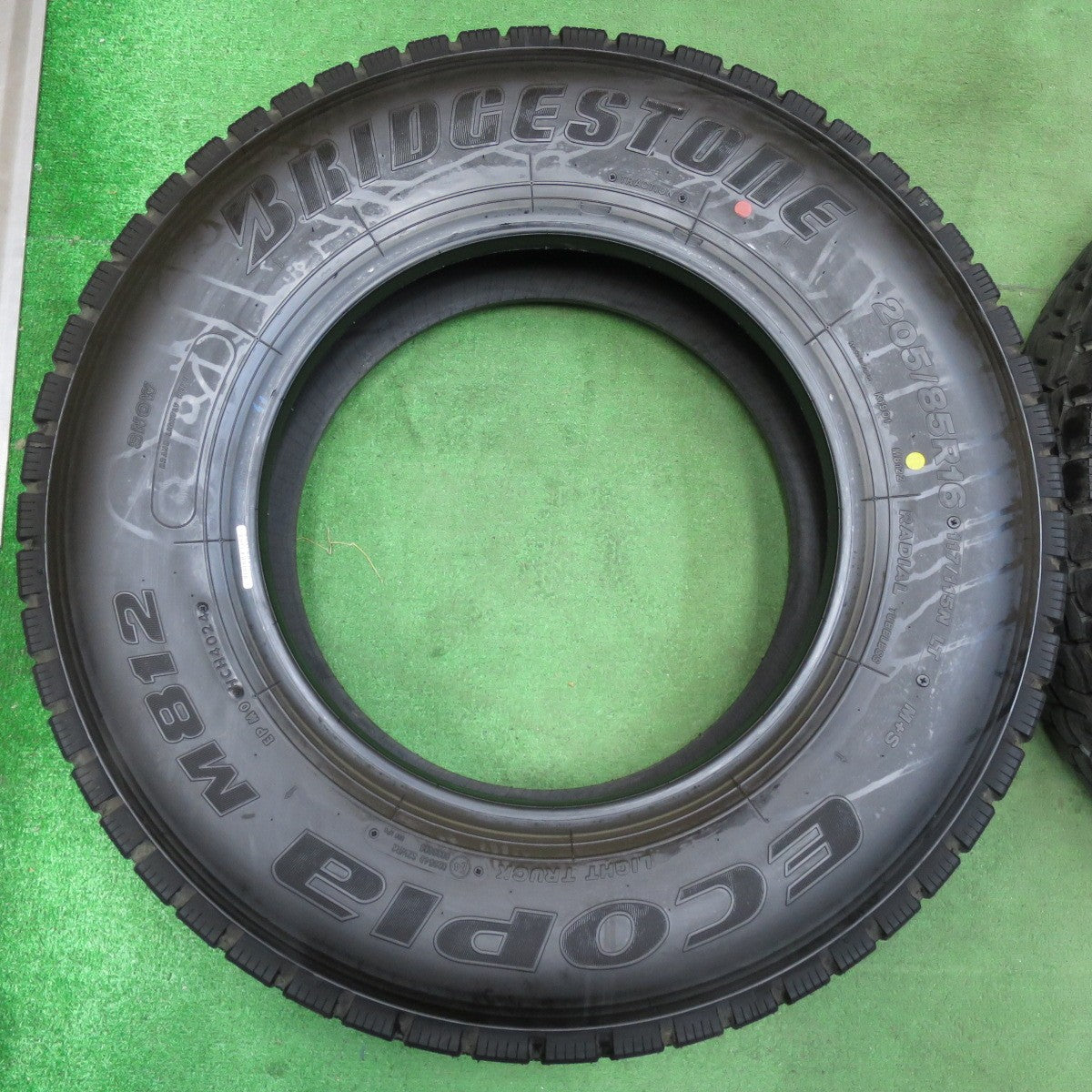 [送料無料] 新車外し！24年！ほぼ未使用★トラック バス タイヤ 205/85R16 117/115N ブリヂストン エコピア M812 ミックス 16インチ★5022801イノタ