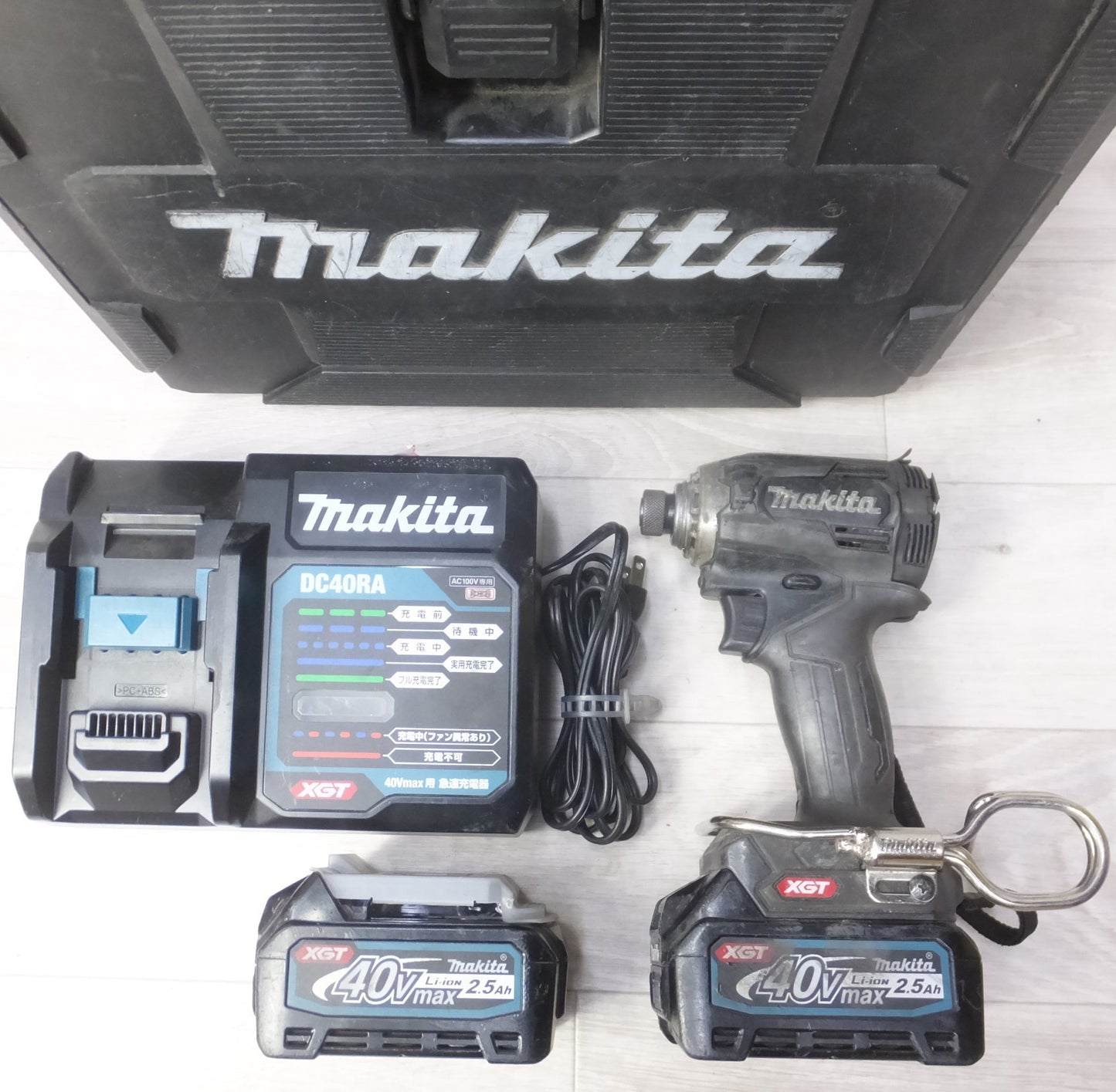 [送料無料] ◆makita マキタ 充電式インパクトドライバ TD001G 40V バッテリー2個 充電器付き 電動工具◆