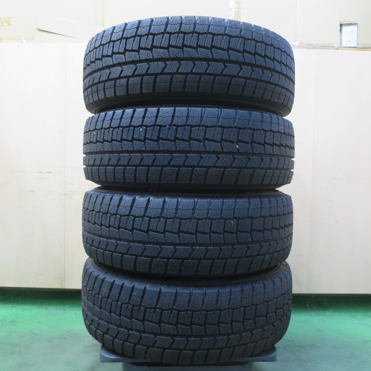 ほぼ未使用！24年！キレイ◎スタッドレス 205/65R15 ダンロップ ウインターマックス WM02 DUFACT デュファクト 15インチ PCD114.3/5H◎6072705イス