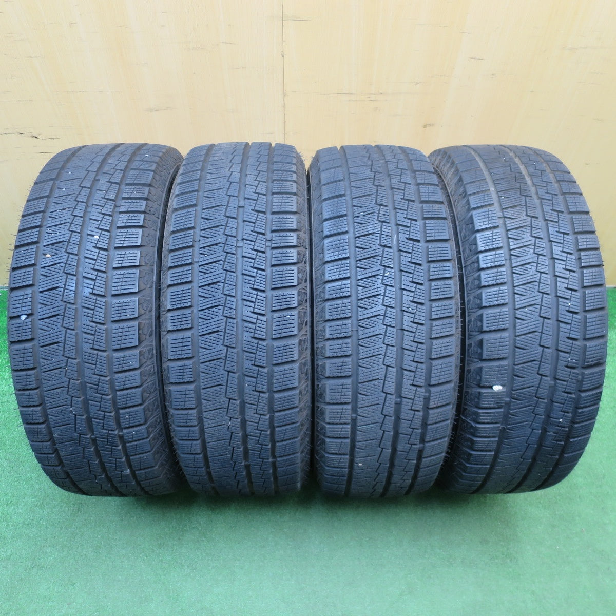 バリ溝！22年！キレイ！9.5分★スタッドレス 215/60R16 カプセン Snowshoes AW33 Exceeder エクシーダー 16インチ PCD114.3/5H★5121804NJス