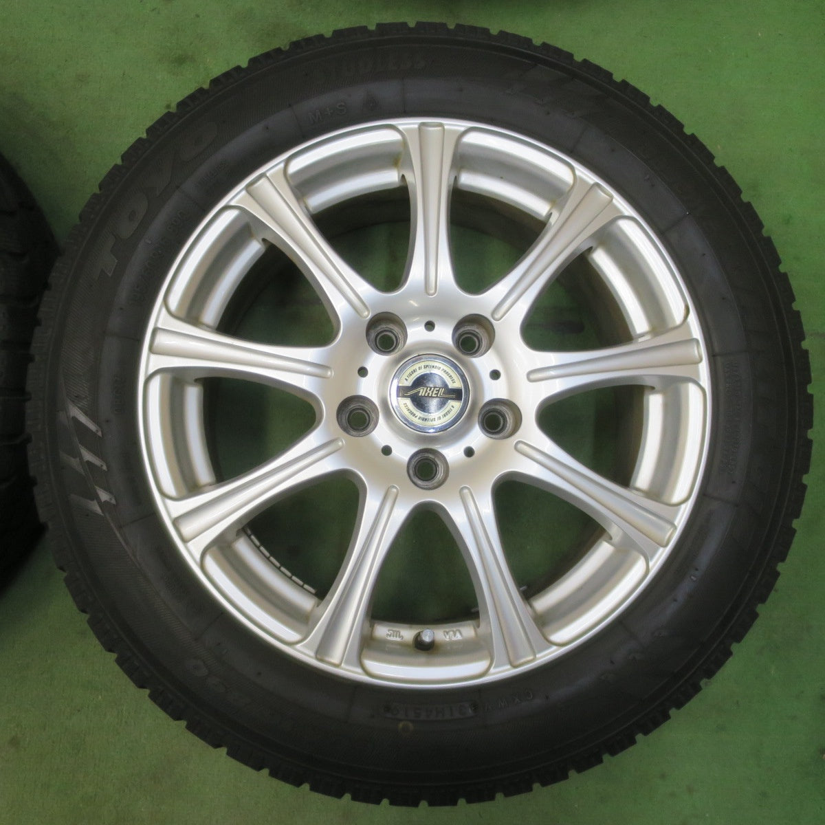 バリ溝！キレイ！8.5分★スタッドレス 195/60R16 トーヨー オブザーブ ガリット GIZ AXEL アクセル 16インチ PCD114.3/5H★6030505イス