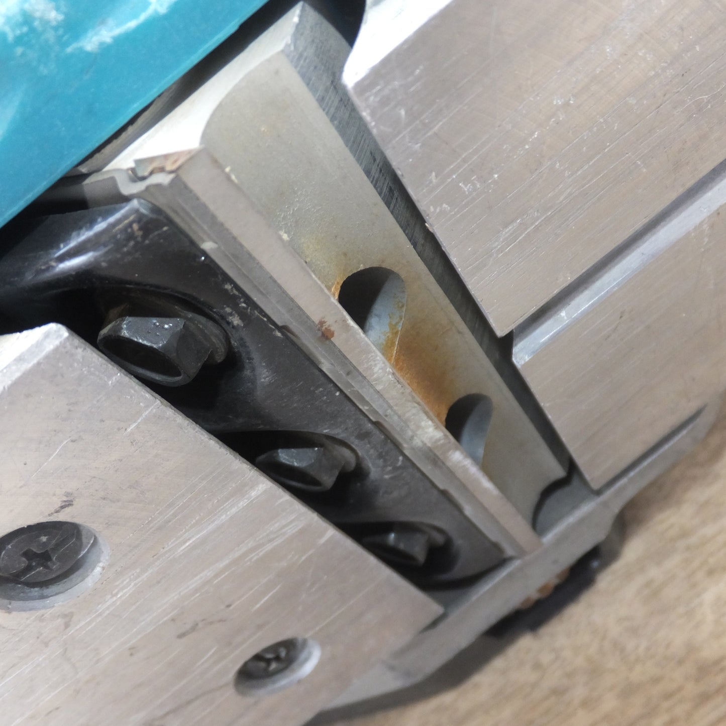 [送料無料] ★マキタ makita 82mm 充電式カンナ KP140D 14.4V 本体のみ★