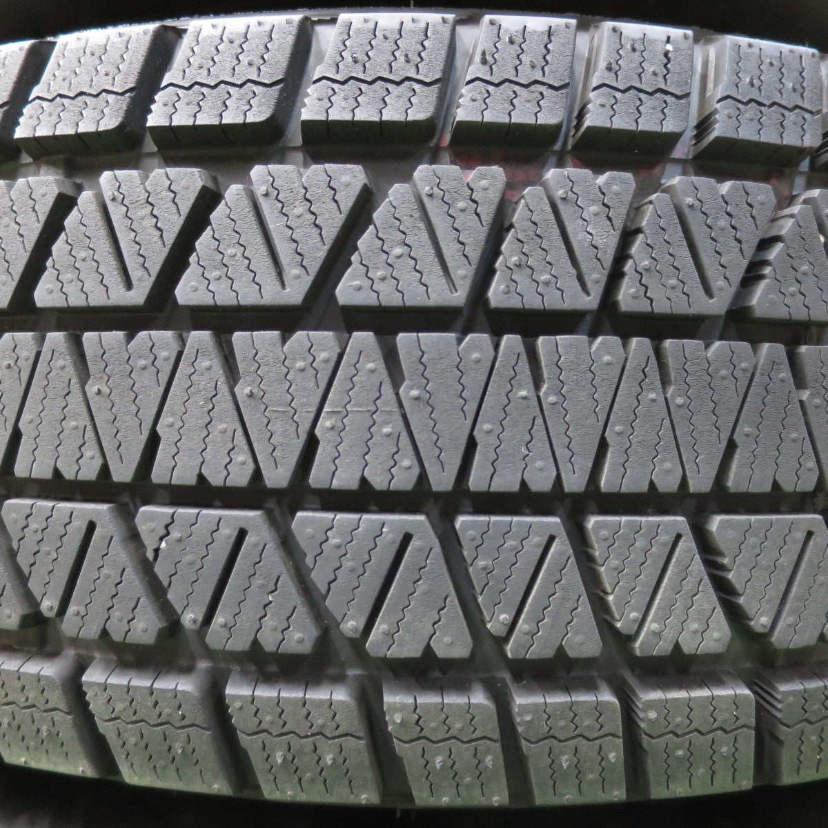 [送料無料] 超バリ溝！23年！キレイ！ほぼ10分★スタッドレス KEELER 265/70R17 ブリヂストン ブリザック DM-V3 キーラー 17インチ PCD139.7/6H★4110509イス