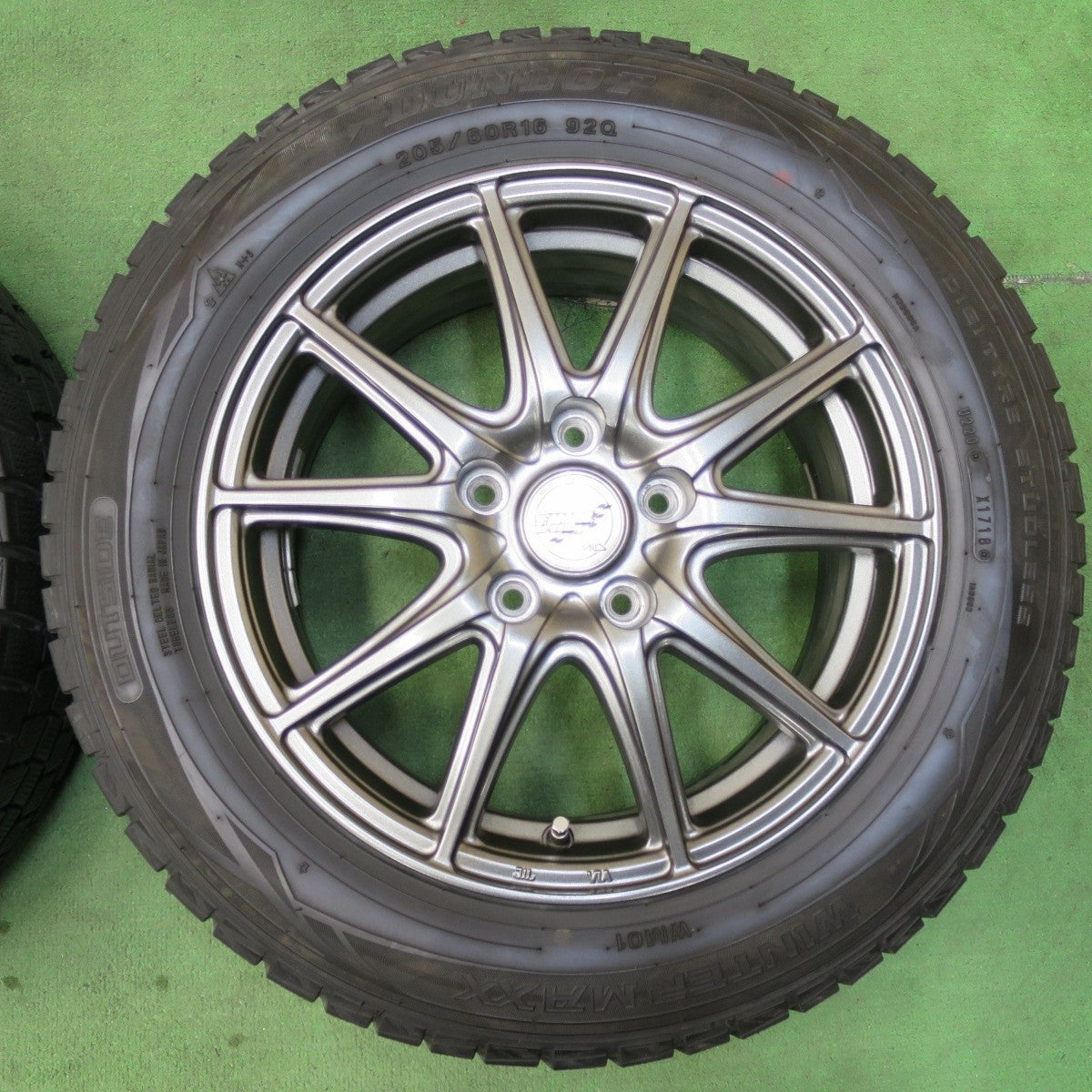 バリ溝！キレイ！8.5分★スタッドレス 205/60R16 ダンロップ ウインターマックス WM01 FINAL SPEED MiD ファイナルスピード 16インチ PCD114.3/5H★5012207イス