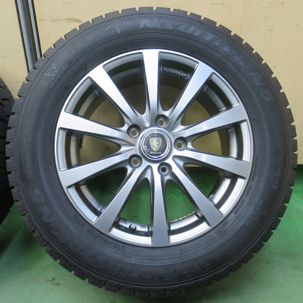 バリ溝！22年！キレイ！ほぼ10分◎スタッドレス 215/60R16 オートバックス ノーストレック N5 MANARAY SPORT マナレイ スポーツ 16インチ PCD114.3/5H◎6081908イス