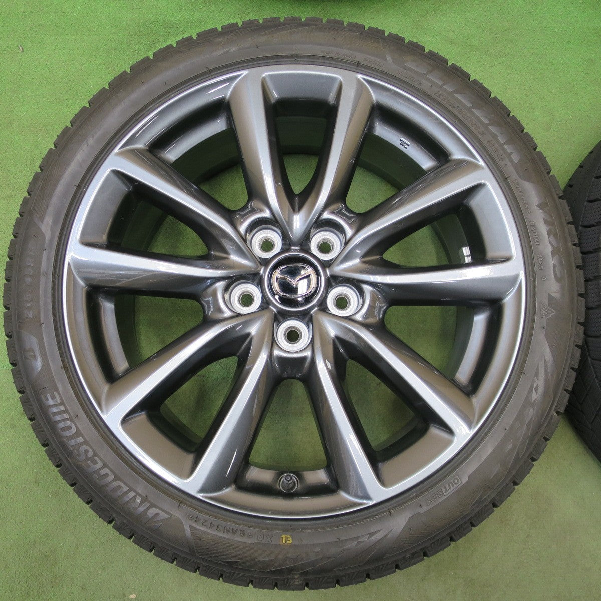 バリ溝！24年！キレイ！9.5分◎マツダ 3 ファストバック 純正 215/45R18 スタッドレス ブリヂストン ブリザック VRX3 18インチ PCD114.3/5H◎6082603NGス