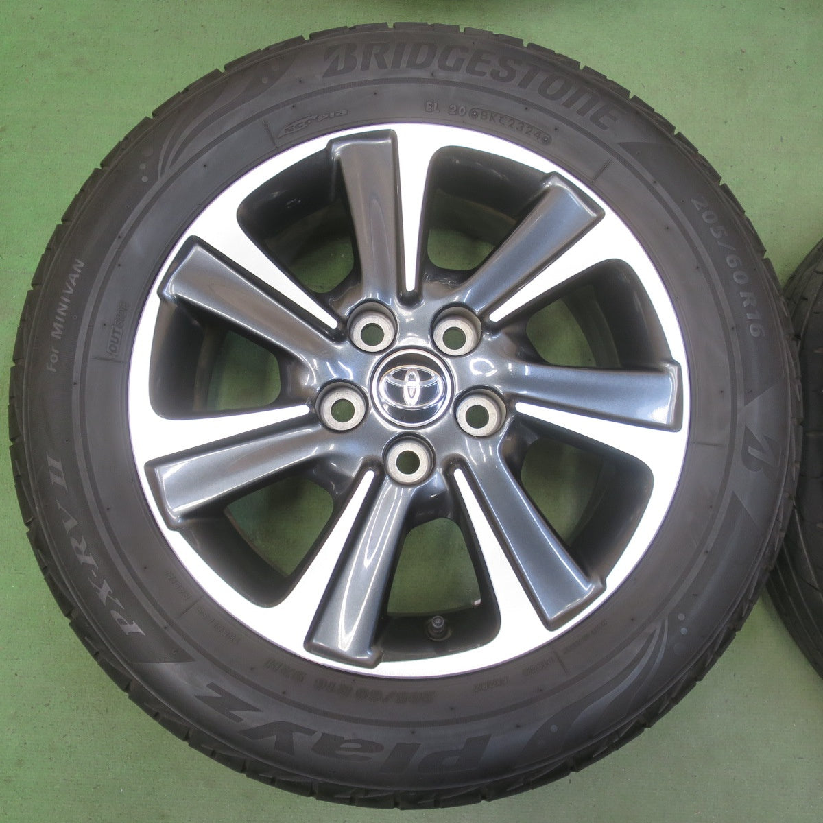バリ溝！24年！キレイ！9.5分◎トヨタ 80系 ノア ヴォクシー 純正 205/60R16 ブリヂストン プレイズ PX-RV2 16インチ PCD114.3/5H◎6063004イノ