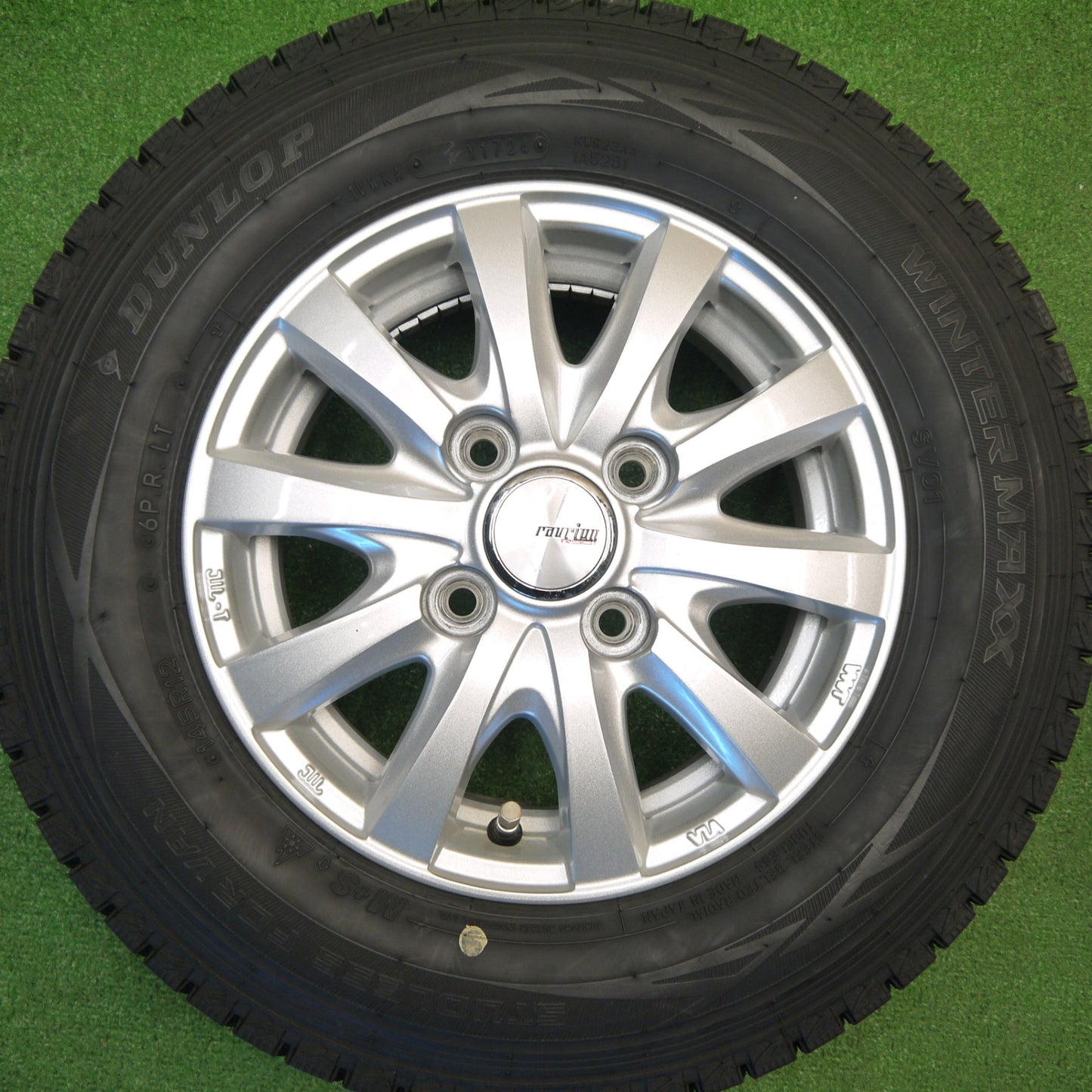 バリ溝！24年！キレイ！9.5分以上★スタッドレス 145R12 6PR ダンロップ ウインターマックス SV01 ravrion RS01 ラブリオン 12インチ PCD100/4H★5102909Hス