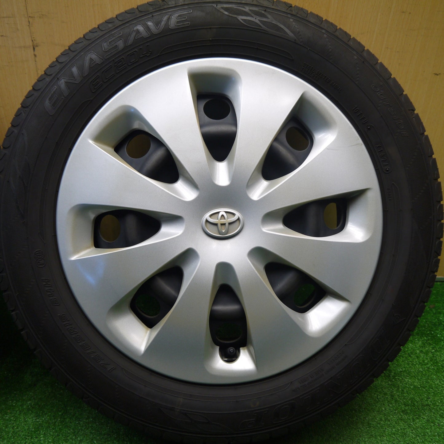 バリ溝！24年！9.5分★トヨタ アクア 純正 スチール 175/65R15 ダンロップ エナセーブ EC204 15インチ PCD100/4H★5111010Hノ