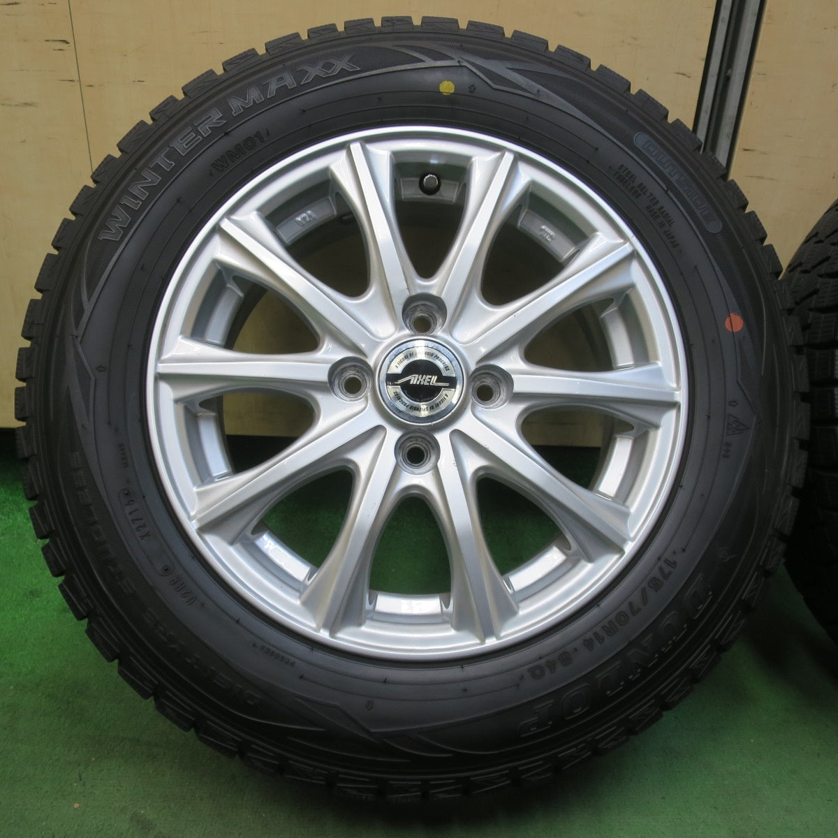 バリ溝！キレイ！9分★スタッドレス 175/70R14 ダンロップ ウインターマックス WM01 AXEL アクセル 14インチ PCD100/4H★6010907イス