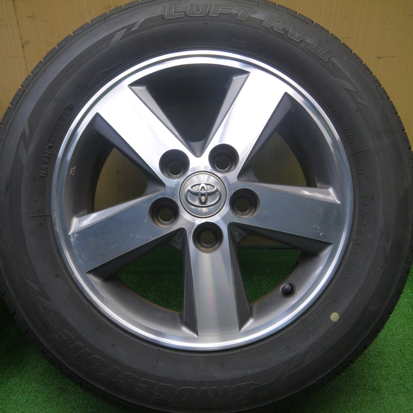 [送料無料] バリ溝！21年！9.5分★トヨタ アイシス 純正 195/65R15 ブリヂストン LUFT RV2 15インチ PCD114.3/5H★4110605Hノ