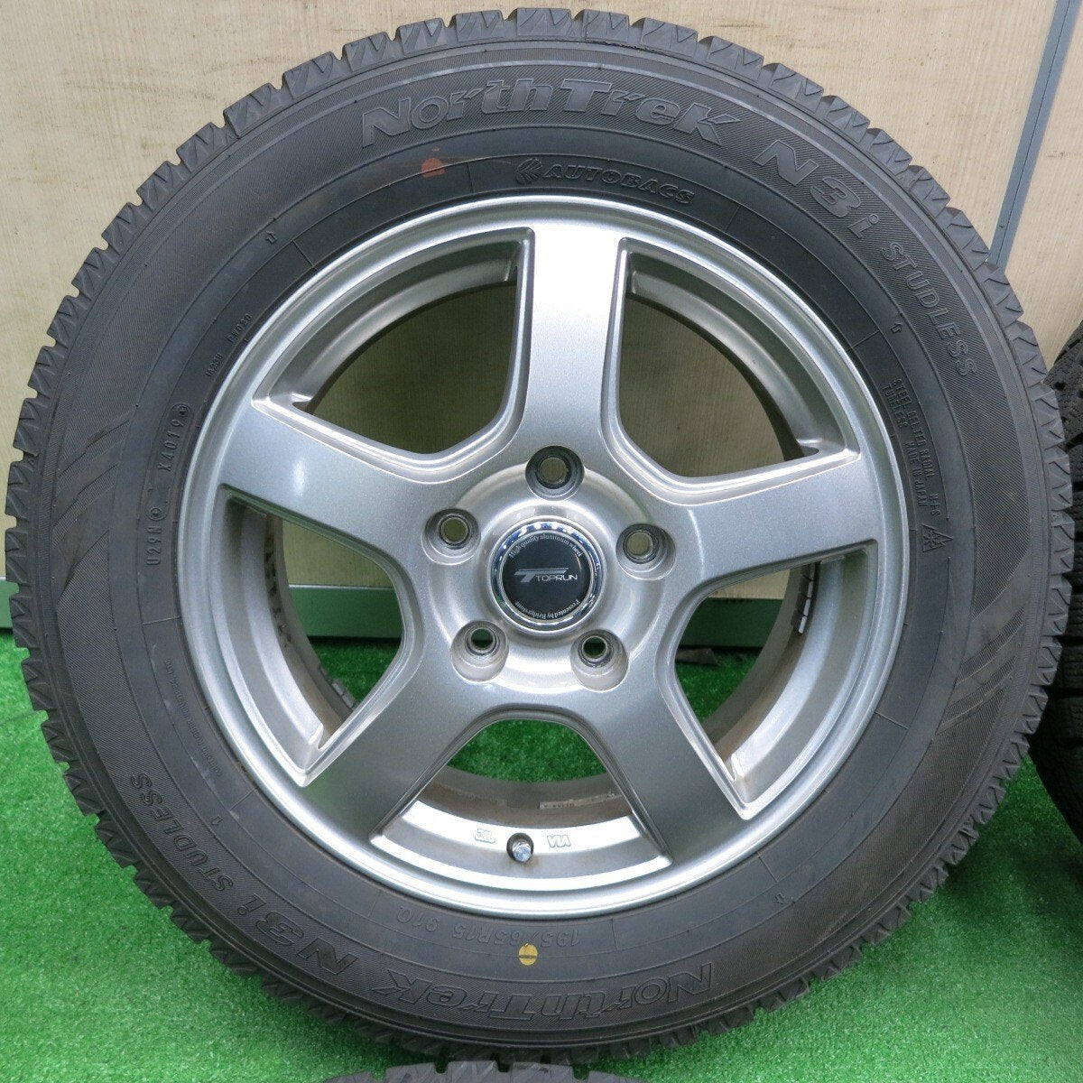 バリ溝！キレイ！9.5分★スタッドレス 195/65R15 オートバックス ノーストレック N3i TOPRUN トップラン 15インチ PCD114.3/5H★4120616TNス