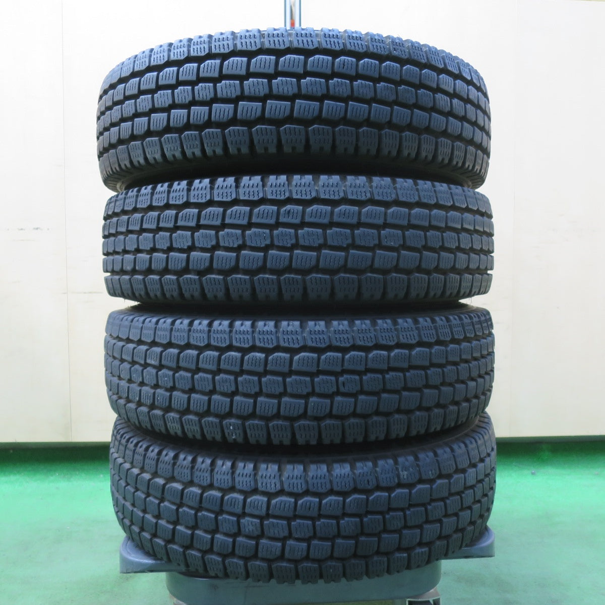 バリ溝！9分★スタッドレス 145R12 6PR ヨコハマ SY01 SY01V スチール ホイール 12インチ PCD100 110 114.3/4H マルチ★5042907イス