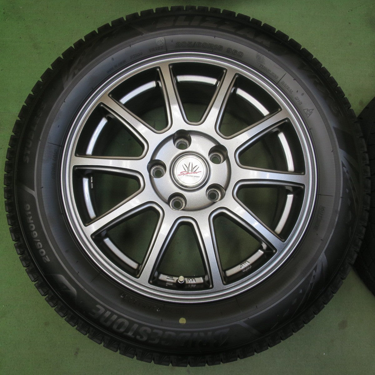バリ溝！23年！キレイ！9.5分◎LOXARNY SPORT 205/60R16 スタッドレス ブリヂストン ブリザック VRX3 ロクサーニ スポーツ 16インチ PCD114.3/5H◎6092504イス