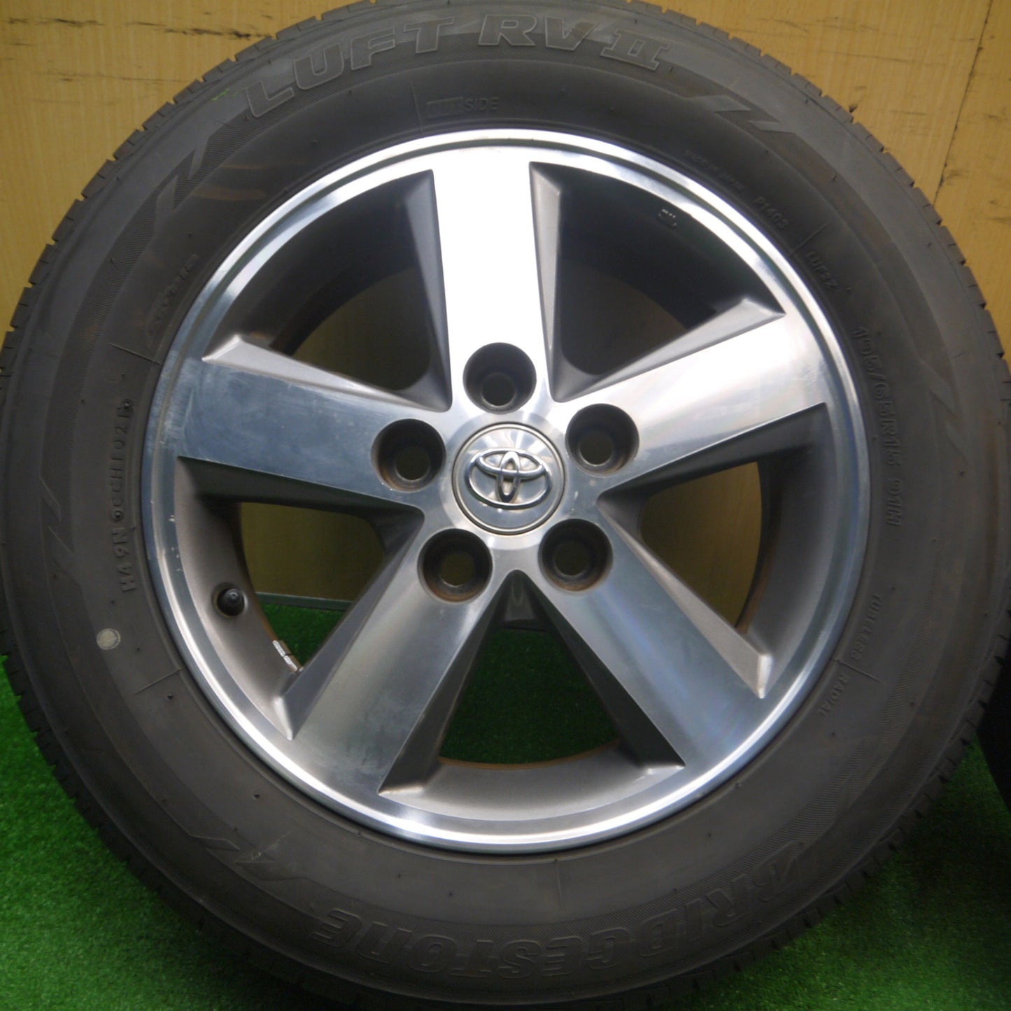 [送料無料] バリ溝！21年！9.5分★トヨタ アイシス 純正 195/65R15 ブリヂストン LUFT RV2 15インチ PCD114.3/5H★4110605Hノ