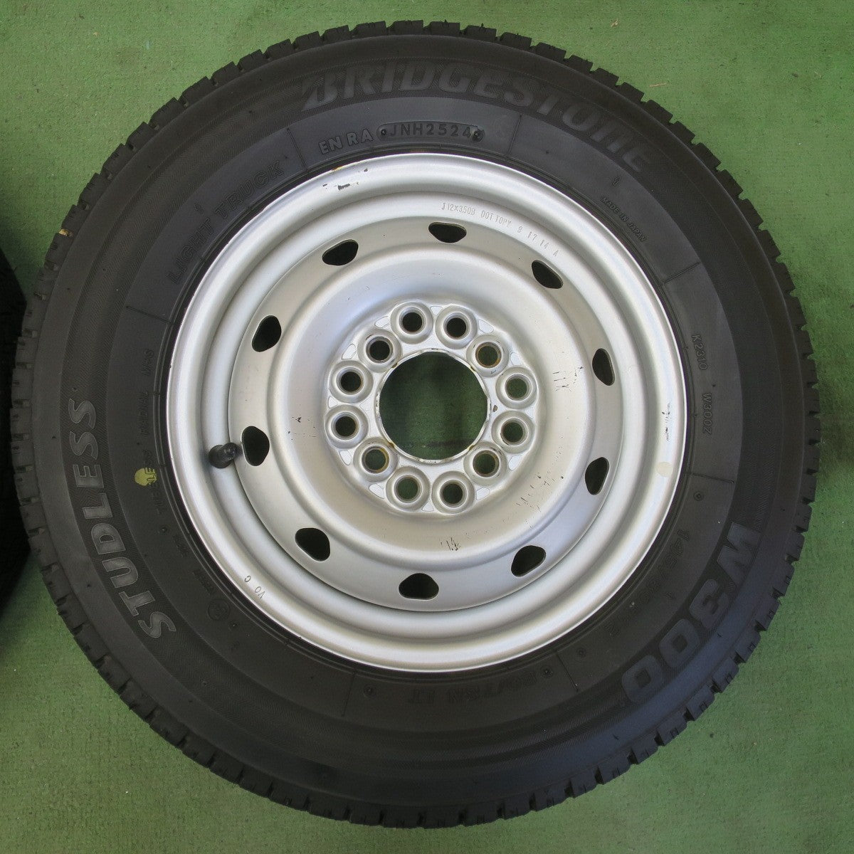 バリ溝！24年！8.5分★スタッドレス 145/80R12 80/78N ブリヂストン W300 TOPY スチール ホイール 12インチ PCD100 110 114.3/4H マルチ★6041806イス