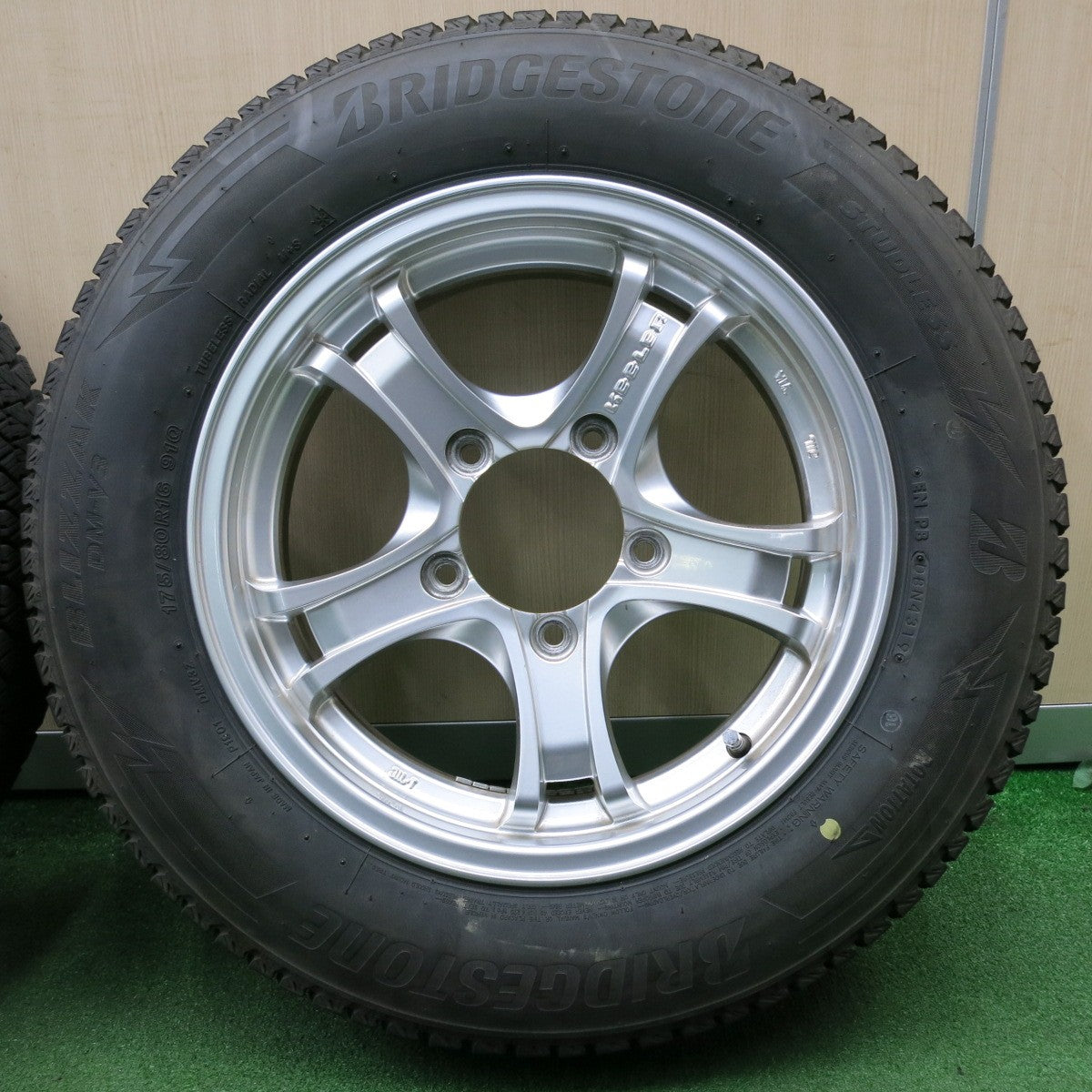 *送料無料* バリ溝！キレイ！9.5分★ジムニー 等 KEELER 175/80R16 スタッドレス ブリヂストン ブリザック DM-V3 KEELER キーラー PCD139.7/5H★4042002NJス
