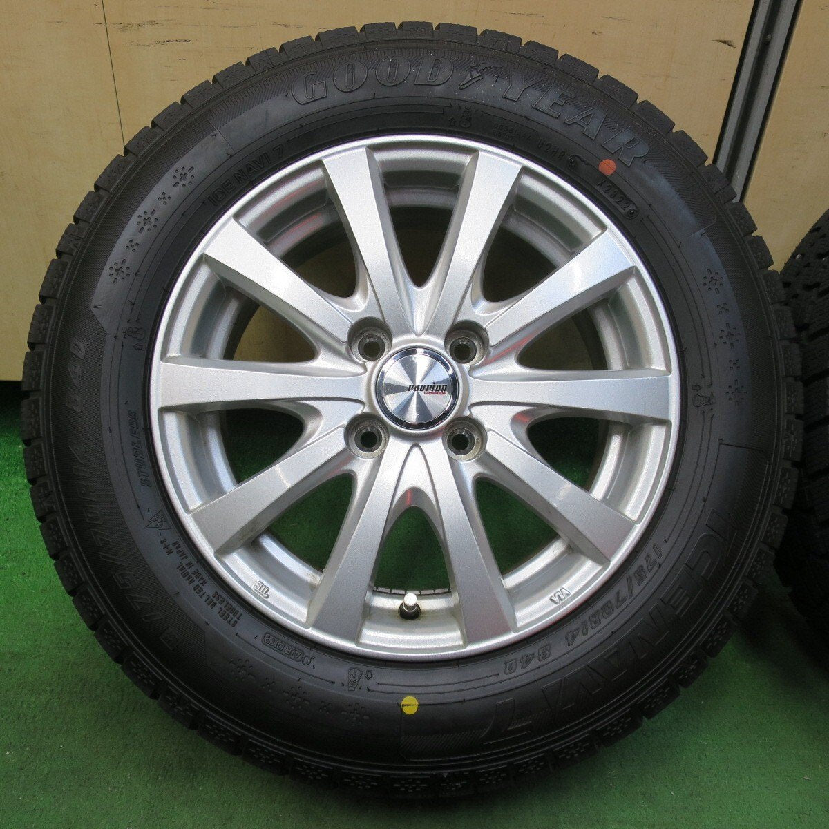 バリ溝！22年！キレイ！ほぼ10分★スタッドレス 175/70R14 グッドイヤー アイスナビ7 ravrion RS01 ラブリオン 14インチ PCD100/4H★5011804イス