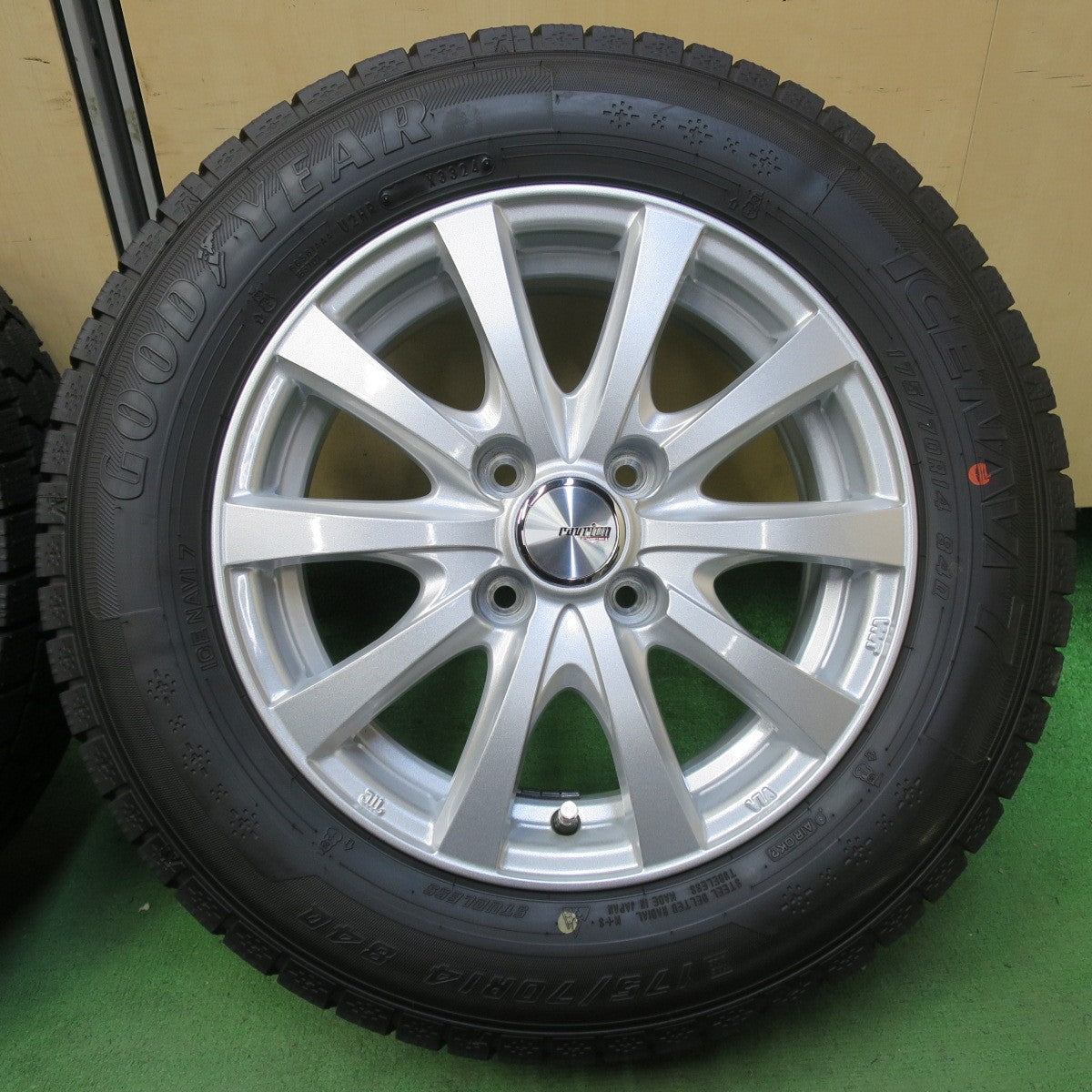 バリ溝！24年！キレイ！ほぼ10分★スタッドレス 175/70R14 グッドイヤー アイスナビ7 ravrion RS01 ラブリオン 14インチ PCD100/4H★5082303イス