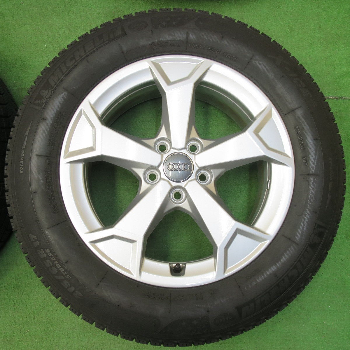 [送料無料] バリ溝！キレイ！9.5分★アウディ Q3 純正 215/65R17 スタッドレス ミシュラン X-ICE XI3 17インチ PCD112/5H★4111801イス