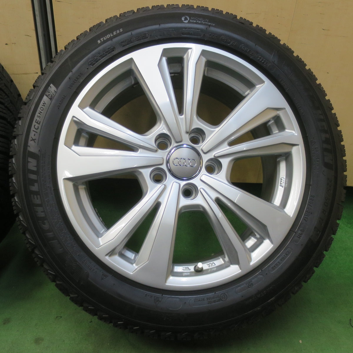 バリ溝！23年！キレイ！9.5分★アウディ A3 等 smartline 365 225/50R17 スタッドレス ミシュラン X-ICE SNOW 17インチ スマートライン PCD112/5H★6021107イス