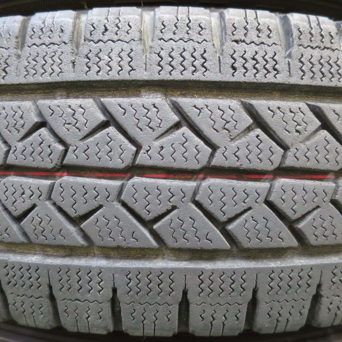 [送料無料] リムガード付き！バリ溝！キレイ！9分★トヨタ ハイエース 純正 スチール 195/80R15 107/105L スタッドレス ブリヂストン ブリザック VL1 PCD139.7/6H★4093010イス
