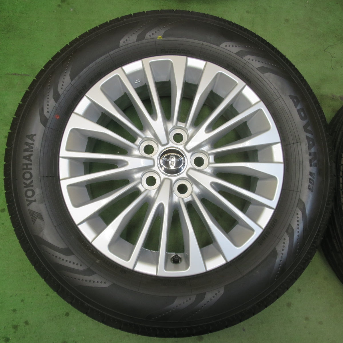 新車外し！23年★トヨタ 40系 アルファード ヴェルファイア 純正 225/65R17 ヨコハマ アドバン V03 17インチ PCD120/5H★6021701イノ