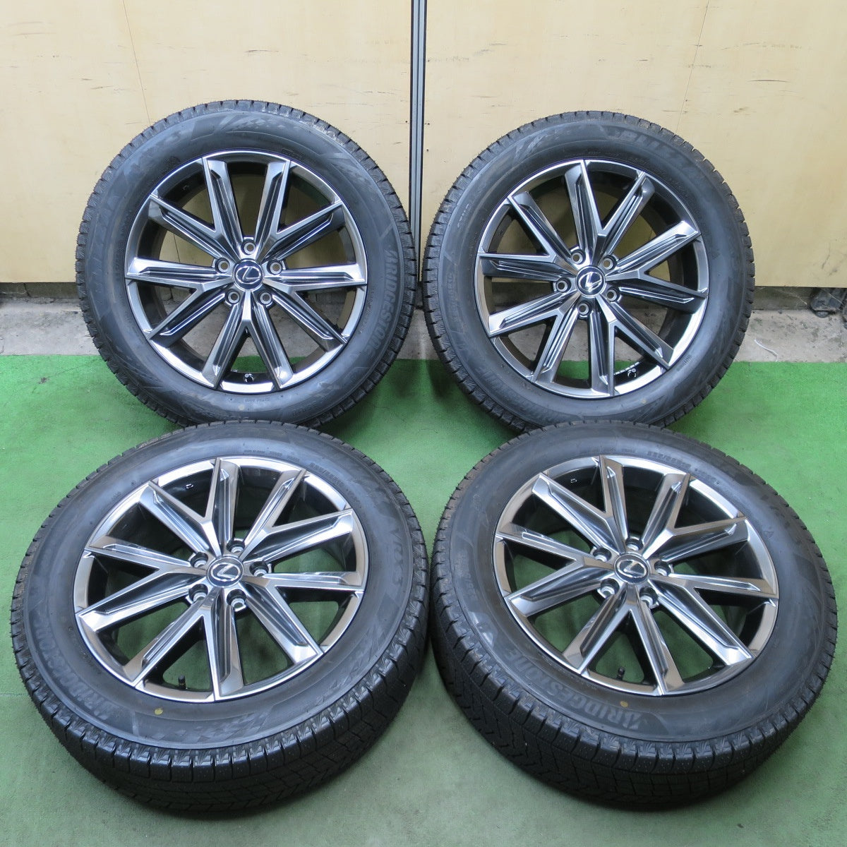 ほぼ未使用！24年！キレイ！センサー付◎レクサス LBX 純正 225/55R18 スタッドレス ブリヂストン ブリザック VRX3 18インチ PCD114.3/5H◎6101901NGス